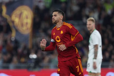 Roma, İtalya 17.03.2024: Romanyalı Lorenzo Pellegrini 1-0 'lık golü attı ve İtalya Serie A TIM 2023-2024 futbol karşılaşmasında Roma' daki Olimpiyat Stadyumu 'nda AS Roma ve ABD' li Sassuolo Calcio karşılaşmasını takımla kutladı..