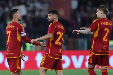 Roma, İtalya 17.03.2024: Romanyalı Lorenzo Pellegrini 1-0 'lık golü attı ve İtalya Serie A TIM 2023-2024 futbol karşılaşmasında Roma' daki Olimpiyat Stadyumu 'nda AS Roma ve ABD' li Sassuolo Calcio karşılaşmasını takımla kutladı..