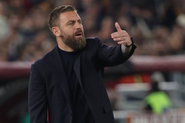 Roma, İtalya 17.03.2024: İtalya Serie A TIM 2023-2024 futbol karşılaşmasında Daniele De Rossi Roma teknik direktörü AS Romanlar ABD 'li Sassuolo Calcio' ya karşı Roma Olimpiyat Stadyumu 'nda oynanan karşılaşma.
