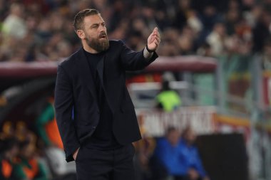 Roma, İtalya 17.03.2024: İtalya Serie A TIM 2023-2024 futbol karşılaşmasında Daniele De Rossi Roma teknik direktörü AS Romanlar ABD 'li Sassuolo Calcio' ya karşı Roma Olimpiyat Stadyumu 'nda oynanan karşılaşma.
