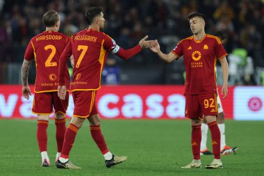 Roma, İtalya 17.03.2024: Romanyalı Lorenzo Pellegrini 1-0 'lık golü attı ve İtalya Serie A TIM 2023-2024 futbol karşılaşmasında Roma' daki Olimpiyat Stadyumu 'nda AS Roma ve ABD' li Sassuolo Calcio karşılaşmasını takımla kutladı..