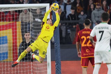 Roma, İtalya 17.03.2024: İtalya Serie A TIM 2023-2024 futbol karşılaşmasında Roma 'nın Mil Svilar' ı AS Roma, ABD 'li Sassuolo Calcio' ya karşı Roma Olimpiyat Stadyumu 'nda oynanan karşılaşma.