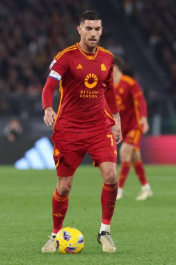 Roma, İtalya 17.03.2024: İtalya Serie A TIM 2023-2024 futbol karşılaşması sırasında Romanyalı Lorenzo Pellegrini Roma 'daki Olimpiyat Stadyumu' nda AS Romanlar ABD 'li Sassuolo Calcio' ya karşı.