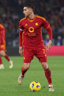 Roma, İtalya 17.03.2024: İtalya Serie A TIM 2023-2024 futbol karşılaşması sırasında Romanyalı Lorenzo Pellegrini Roma 'daki Olimpiyat Stadyumu' nda AS Romanlar ABD 'li Sassuolo Calcio' ya karşı.