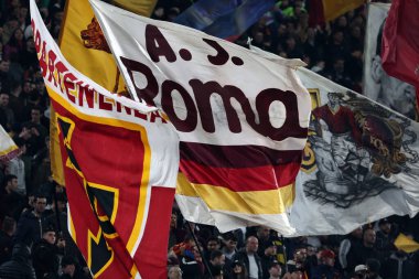 Roma, İtalya 17.03.2024: Roma 'da düzenlenen İtalya Serie A TIM 2023-2024 futbol karşılaşmasında Roma bayrakları ABD' li Sassuolo Calcio 'ya karşı Roma Olimpiyat Stadyumu' nda zafer kutlandı.
