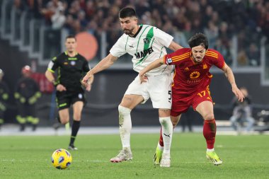 Roma, İtalya 17.03.2024: Sassuolo 'lu Martin Erliç İtalya Serisi A TIM 2023-2024 futbol karşılaşmasında Romanyalı Sardar Azmoun ile birlikte Roma' daki Olimpiyat Stadyumu 'nda ABD' li Sassuolo Calcio 'ya karşı mücadele etti..