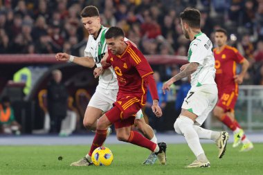 Roma, İtalya 17.03.2024: Roma 'dan Lorenzo Pellegrini İtalya Serisi A TIM 2023-2024 futbol karşılaşmasında Sassuolo' dan Daniel Boloca ile birlikte Roma 'daki Olimpiyat Stadyumu' nda ABD 'li Sassuolo Calcio' ya karşı mücadele etti..