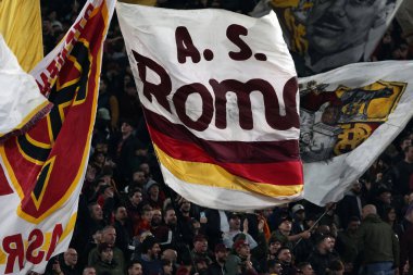 Roma, İtalya 17.03.2024: Roma 'da düzenlenen İtalya Serie A TIM 2023-2024 futbol karşılaşmasında Roma bayrakları ABD' li Sassuolo Calcio 'ya karşı Roma Olimpiyat Stadyumu' nda zafer kutlandı.