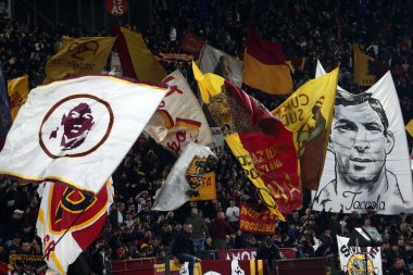 Roma, İtalya 17.03.2024: Roma 'da düzenlenen İtalya Serie A TIM 2023-2024 futbol karşılaşmasında Roma bayrakları ABD' li Sassuolo Calcio 'ya karşı Roma Olimpiyat Stadyumu' nda zafer kutlandı.