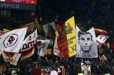 Roma, İtalya 17.03.2024: Roma 'da düzenlenen İtalya Serie A TIM 2023-2024 futbol karşılaşmasında Roma bayrakları ABD' li Sassuolo Calcio 'ya karşı Roma Olimpiyat Stadyumu' nda zafer kutlandı.