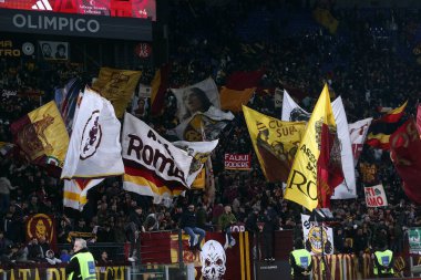 Roma, İtalya 17.03.2024: Roma 'da düzenlenen İtalya Serie A TIM 2023-2024 futbol karşılaşmasında Roma bayrakları ABD' li Sassuolo Calcio 'ya karşı Roma Olimpiyat Stadyumu' nda zafer kutlandı.