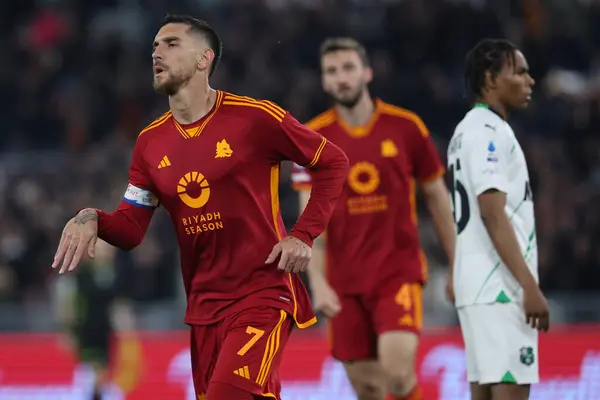 stock image Rome, Italy 17.03.2024:  Lorenzo Pellegrini of Roma score the goal  1-0 and celebrate with the team during the Italy Serie A TIM 2023-2024 football match AS Roma vs US Sassuolo Calcio at Olympic Stadium in Rome.