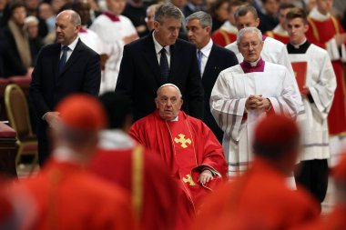 Roma, İtalya 29.03.2024: Papa Francis, Paskalya Kutsal Haftası 2024 için Aziz Peter Bazilikası Altare della Confessione 'de Tanrı' nın Tutkusunun Kutlanması törenini kutluyor 