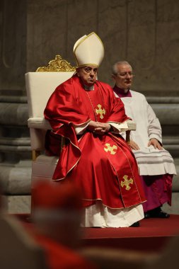Roma, İtalya 29.03.2024: Papa Francis, Paskalya Kutsal Haftası 2024 için Aziz Peter Bazilikası Altare della Confessione 'de Tanrı' nın Tutkusunun Kutlanması törenini kutluyor 