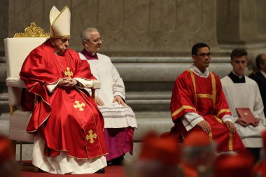 Roma, İtalya 29.03.2024: Papa Francis, Paskalya Kutsal Haftası 2024 için Aziz Peter Bazilikası Altare della Confessione 'de Tanrı' nın Tutkusunun Kutlanması törenini kutluyor 