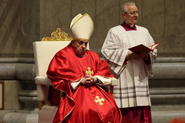 Roma, İtalya 29.03.2024: Papa Francis, Paskalya Kutsal Haftası 2024 için Aziz Peter Bazilikası Altare della Confessione 'de Tanrı' nın Tutkusunun Kutlanması törenini kutluyor 
