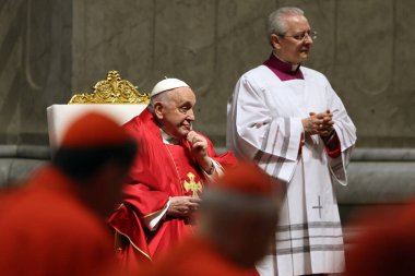 Roma, İtalya 29.03.2024: Papa Francis, Paskalya Kutsal Haftası 2024 için Aziz Peter Bazilikası Altare della Confessione 'de Tanrı' nın Tutkusunun Kutlanması törenini kutluyor 