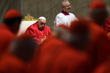 Roma, İtalya 29.03.2024: Papa Francis, Paskalya Kutsal Haftası 2024 için Aziz Peter Bazilikası Altare della Confessione 'de Tanrı' nın Tutkusunun Kutlanması törenini kutluyor 