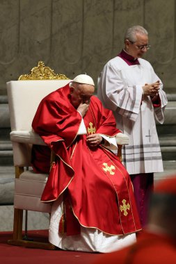 Roma, İtalya 29.03.2024: Papa Francis, Paskalya Kutsal Haftası 2024 için Aziz Peter Bazilikası Altare della Confessione 'de Tanrı' nın Tutkusunun Kutlanması törenini kutluyor 