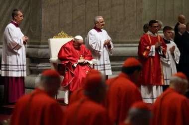 Roma, İtalya 29.03.2024: Papa Francis, Paskalya Kutsal Haftası 2024 için Aziz Peter Bazilikası Altare della Confessione 'de Tanrı' nın Tutkusunun Kutlanması törenini kutluyor 