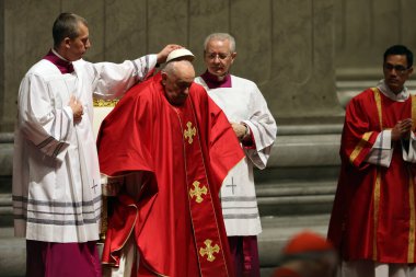Roma, İtalya 29.03.2024: Papa Francis, Paskalya Kutsal Haftası 2024 için Aziz Peter Bazilikası Altare della Confessione 'de Tanrı' nın Tutkusunun Kutlanması törenini kutluyor 