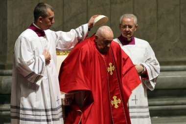 Roma, İtalya 29.03.2024: Papa Francis, Paskalya Kutsal Haftası 2024 için Aziz Peter Bazilikası Altare della Confessione 'de Tanrı' nın Tutkusunun Kutlanması törenini kutluyor 