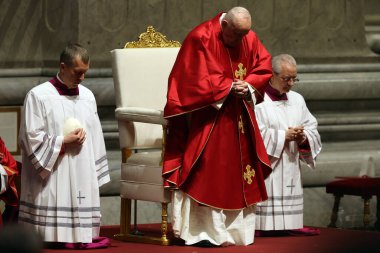 Roma, İtalya 29.03.2024: Papa Francis, Paskalya Kutsal Haftası 2024 için Aziz Peter Bazilikası Altare della Confessione 'de Tanrı' nın Tutkusunun Kutlanması törenini kutluyor 