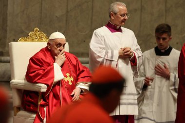 Roma, İtalya 29.03.2024: Papa Francis, Paskalya Kutsal Haftası 2024 için Aziz Peter Bazilikası Altare della Confessione 'de Tanrı' nın Tutkusunun Kutlanması törenini kutluyor 