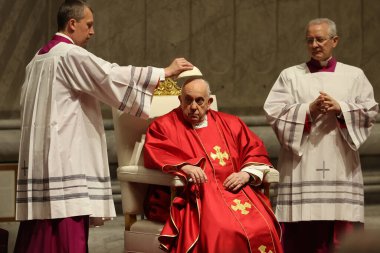 Roma, İtalya 29.03.2024: Papa Francis, Paskalya Kutsal Haftası 2024 için Aziz Peter Bazilikası Altare della Confessione 'de Tanrı' nın Tutkusunun Kutlanması törenini kutluyor 