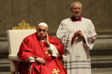 Roma, İtalya 29.03.2024: Papa Francis, Paskalya Kutsal Haftası 2024 için Aziz Peter Bazilikası Altare della Confessione 'de Tanrı' nın Tutkusunun Kutlanması törenini kutluyor 