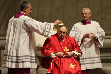 Roma, İtalya 29.03.2024: Papa Francis, Paskalya Kutsal Haftası 2024 için Aziz Peter Bazilikası Altare della Confessione 'de Tanrı' nın Tutkusunun Kutlanması törenini kutluyor 