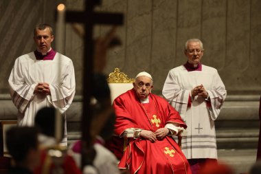 Roma, İtalya 29.03.2024: Papa Francis, Paskalya Kutsal Haftası 2024 için Aziz Peter Bazilikası Altare della Confessione 'de Tanrı' nın Tutkusunun Kutlanması törenini kutluyor 