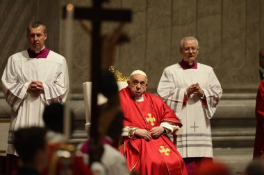 Roma, İtalya 29.03.2024: Papa Francis, Paskalya Kutsal Haftası 2024 için Aziz Peter Bazilikası Altare della Confessione 'de Tanrı' nın Tutkusunun Kutlanması törenini kutluyor 