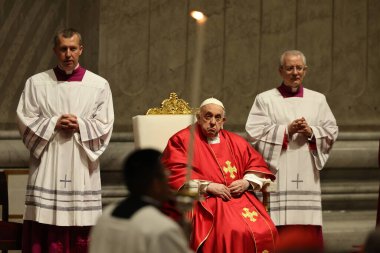 Roma, İtalya 29.03.2024: Papa Francis, Paskalya Kutsal Haftası 2024 için Aziz Peter Bazilikası Altare della Confessione 'de Tanrı' nın Tutkusunun Kutlanması törenini kutluyor 