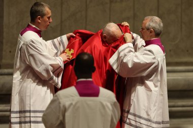 Roma, İtalya 29.03.2024: Papa Francis, Paskalya Kutsal Haftası 2024 için Aziz Peter Bazilikası Altare della Confessione 'de Tanrı' nın Tutkusunun Kutlanması törenini kutluyor 