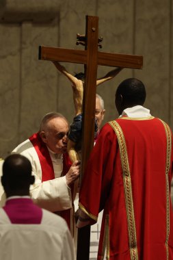 Roma, İtalya 29.03.2024: Papa Francis, Paskalya Kutsal Haftası 2024 için Aziz Peter Bazilikası Altare della Confessione 'de Tanrı' nın Tutkusunun Kutlanması törenini kutluyor 