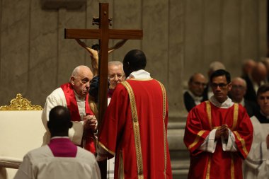 Roma, İtalya 29.03.2024: Papa Francis, Paskalya Kutsal Haftası 2024 için Aziz Peter Bazilikası Altare della Confessione 'de Tanrı' nın Tutkusunun Kutlanması törenini kutluyor 