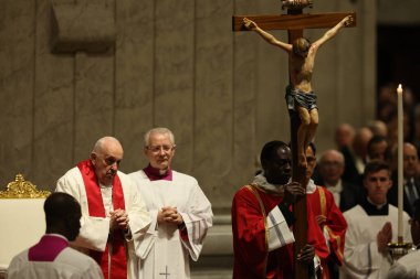 Roma, İtalya 29.03.2024: Papa Francis, Paskalya Kutsal Haftası 2024 için Aziz Peter Bazilikası Altare della Confessione 'de Tanrı' nın Tutkusunun Kutlanması törenini kutluyor 
