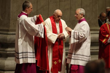 Roma, İtalya 29.03.2024: Papa Francis, Paskalya Kutsal Haftası 2024 için Aziz Peter Bazilikası Altare della Confessione 'de Tanrı' nın Tutkusunun Kutlanması törenini kutluyor 