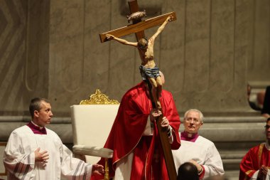 Roma, İtalya 29.03.2024: Papa Francis, Paskalya Kutsal Haftası 2024 için Aziz Peter Bazilikası Altare della Confessione 'de Tanrı' nın Tutkusunun Kutlanması törenini kutluyor 