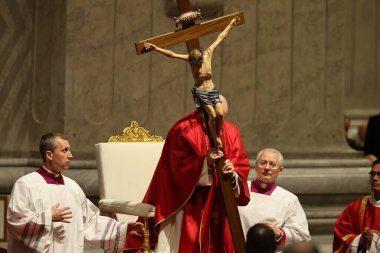 Roma, İtalya 29.03.2024: Papa Francis, Paskalya Kutsal Haftası 2024 için Aziz Peter Bazilikası Altare della Confessione 'de Tanrı' nın Tutkusunun Kutlanması törenini kutluyor 