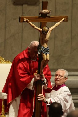 Roma, İtalya 29.03.2024: Papa Francis, Paskalya Kutsal Haftası 2024 için Aziz Peter Bazilikası Altare della Confessione 'de Tanrı' nın Tutkusunun Kutlanması törenini kutluyor 