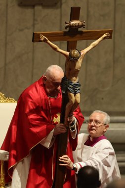Roma, İtalya 29.03.2024: Papa Francis, Paskalya Kutsal Haftası 2024 için Aziz Peter Bazilikası Altare della Confessione 'de Tanrı' nın Tutkusunun Kutlanması törenini kutluyor 