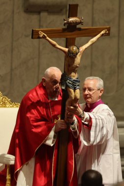 Roma, İtalya 29.03.2024: Papa Francis, Paskalya Kutsal Haftası 2024 için Aziz Peter Bazilikası Altare della Confessione 'de Tanrı' nın Tutkusunun Kutlanması törenini kutluyor 