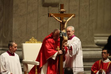 Roma, İtalya 29.03.2024: Papa Francis, Paskalya Kutsal Haftası 2024 için Aziz Peter Bazilikası Altare della Confessione 'de Tanrı' nın Tutkusunun Kutlanması törenini kutluyor 