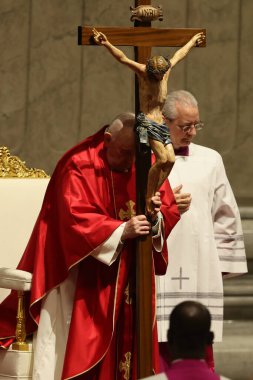 Roma, İtalya 29.03.2024: Papa Francis, Paskalya Kutsal Haftası 2024 için Aziz Peter Bazilikası Altare della Confessione 'de Tanrı' nın Tutkusunun Kutlanması törenini kutluyor 