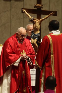 Roma, İtalya 29.03.2024: Papa Francis, Paskalya Kutsal Haftası 2024 için Aziz Peter Bazilikası Altare della Confessione 'de Tanrı' nın Tutkusunun Kutlanması törenini kutluyor 