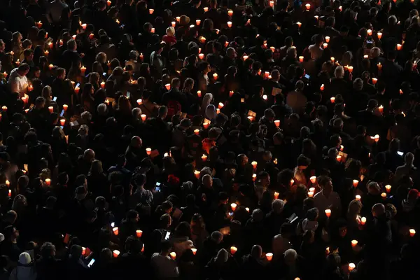 Roma, İtalya 29.03.2024: Mum yakan Hıristiyan inananlar Kutsal Cuma günü Roma 'daki Colosseum' da Via Crucis 'i izliyor