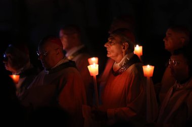 Vatikan Şehri, İtalya 30.03.2024: Papa Francis Vatikan 'da Paskalya Bayramı için Aziz Peter Bazilikası Altare della Confessione' de Paskalya ayinine başkanlık ediyor..