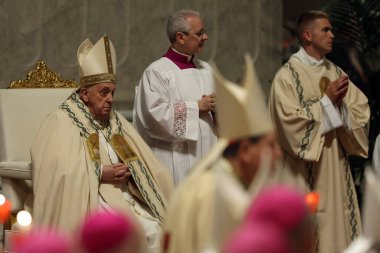 Vatikan Şehri, İtalya 30.03.2024: Papa Francis Vatikan 'da Paskalya Bayramı için Aziz Peter Bazilikası Altare della Confessione' de Paskalya ayinine başkanlık ediyor..
